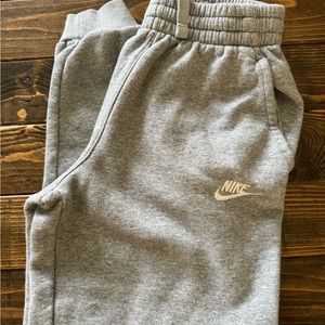 Nike sportswear club fleece big kids size large gray, Heather gray like new
